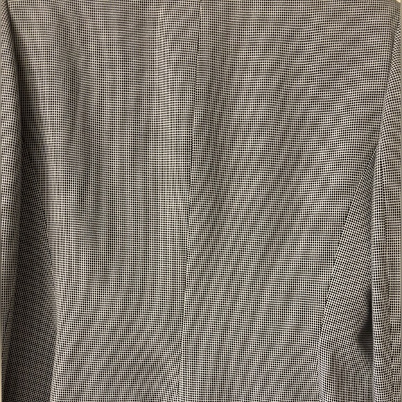 Classic Tahari Arthur Levine Women's Black and White Blazer
NEW WITHOUT TAG - Picture 7 of 8